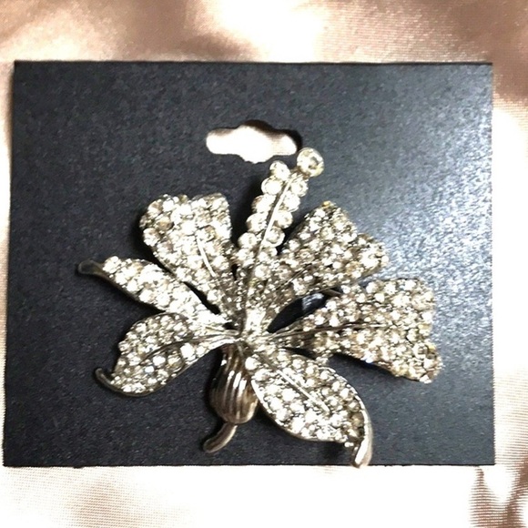 NWT Silver Rhinestone Brooch 2" Floral Lily Perfect Gift Elegant Crystal Flower - Picture 3 of 8